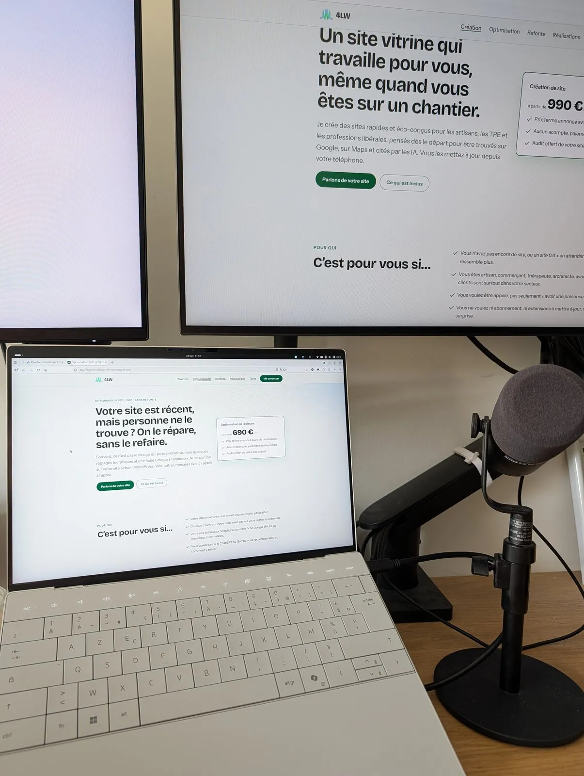 Poste de travail de Sylvain Joffraud : le site 4lw.fr ouvert sur un ordinateur portable et un écran, à côté d’un micro